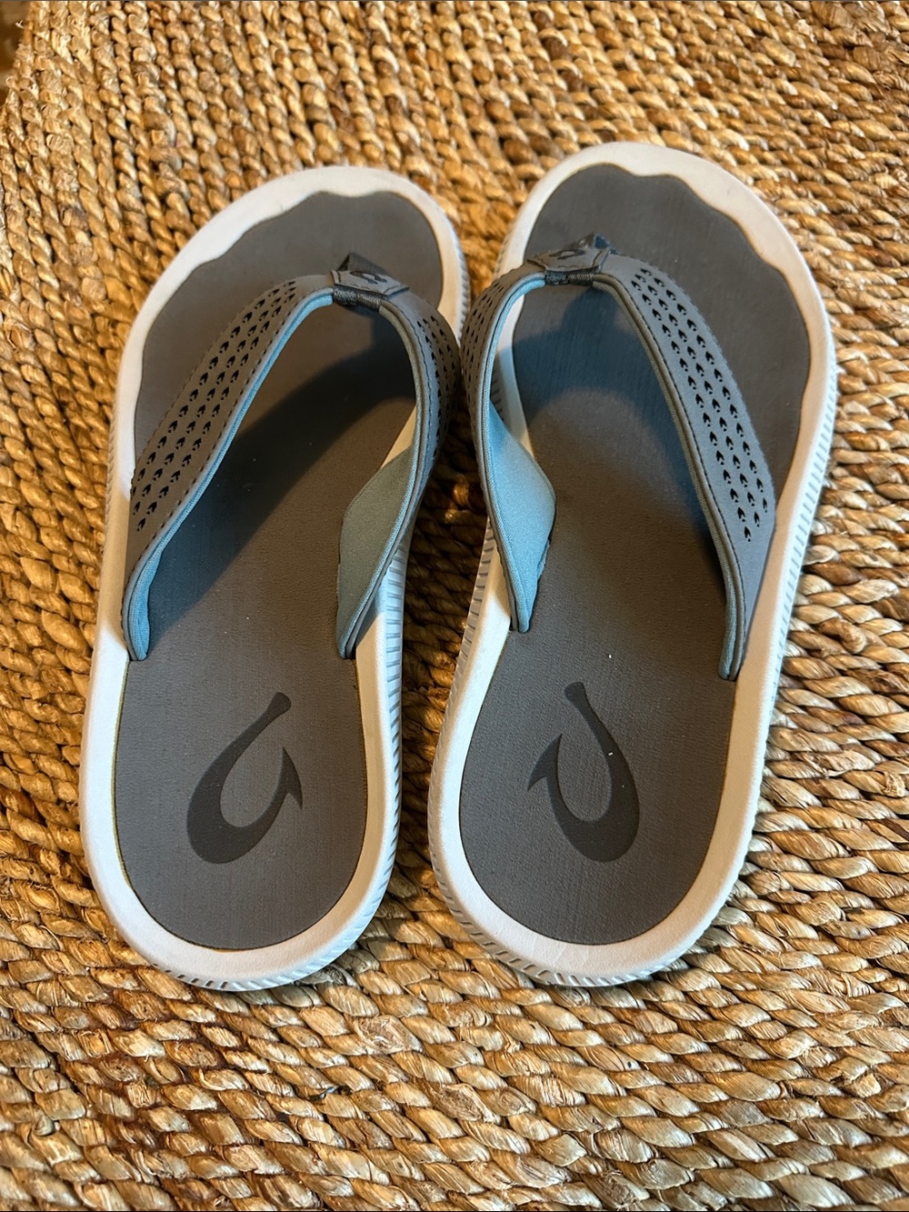 Olukai Mens size 7 Gray Flip Flop Sandals